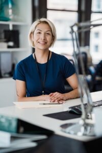 笑顔で対応する女性アドバイザー