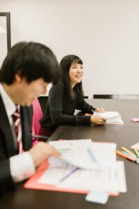 笑顔で打ち合わせする日本人スタッフ